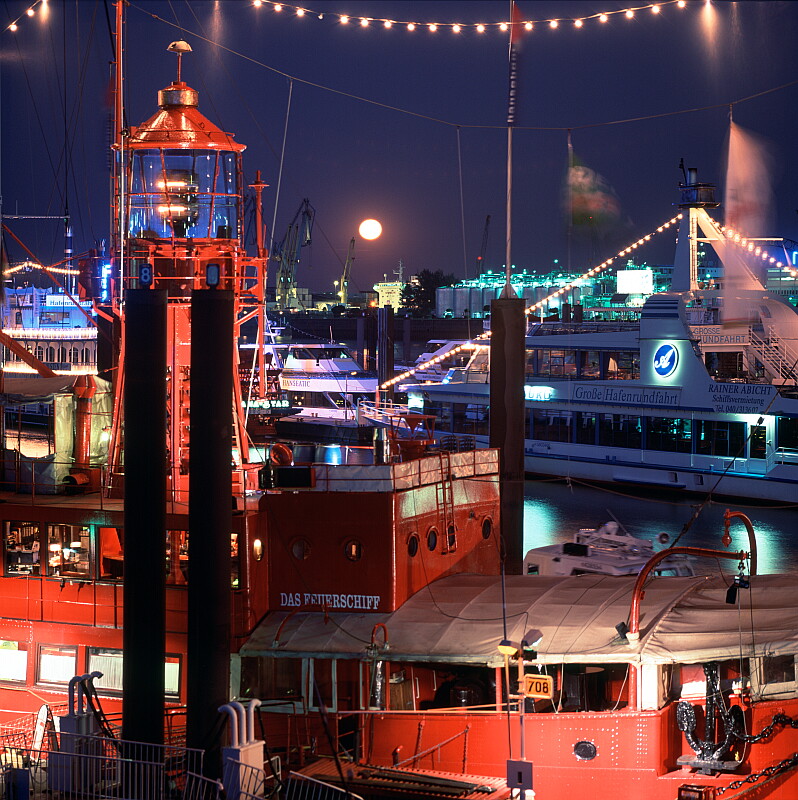 Hamburg port moonrise 
Original: Film Velvia-50, 6x6cm
Scan: Imacon 7000x6900 pix.

