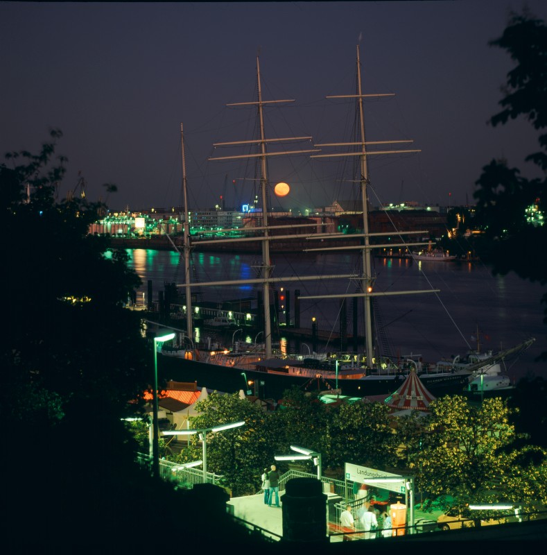 Hamburg port moonrise
Original: Film Velvia-50, 6x6cm
Scan: Imacon 7000x6900 pix.

