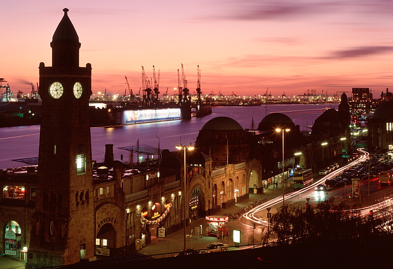 Hamburg Port at Night
Original: Neg. Film , 6x9cm
Scan: Imacon 10500x6900 pix.  
