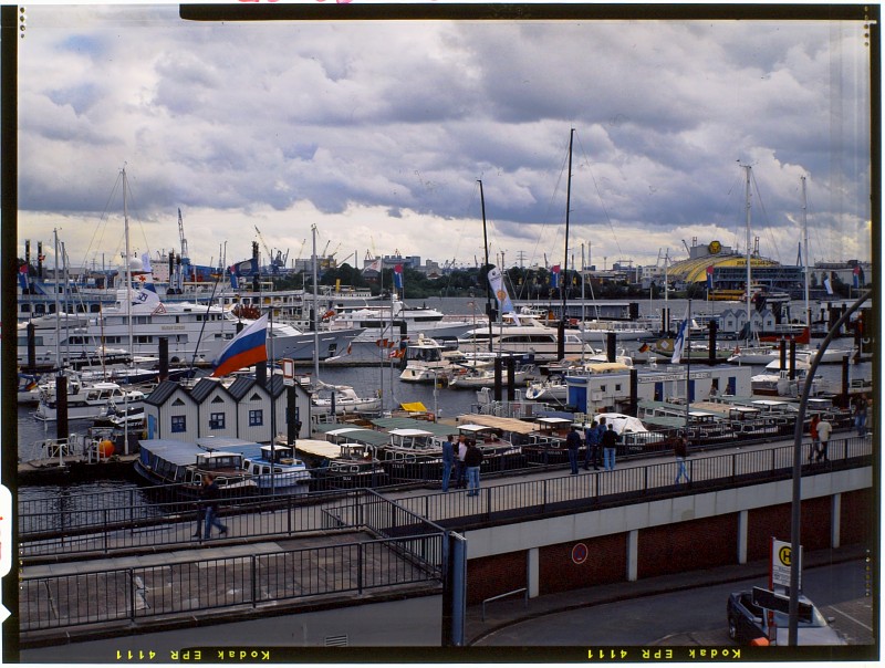 Hamburg, Port
Original: Film Kodak, 9x12cm
Preview: digital camera

