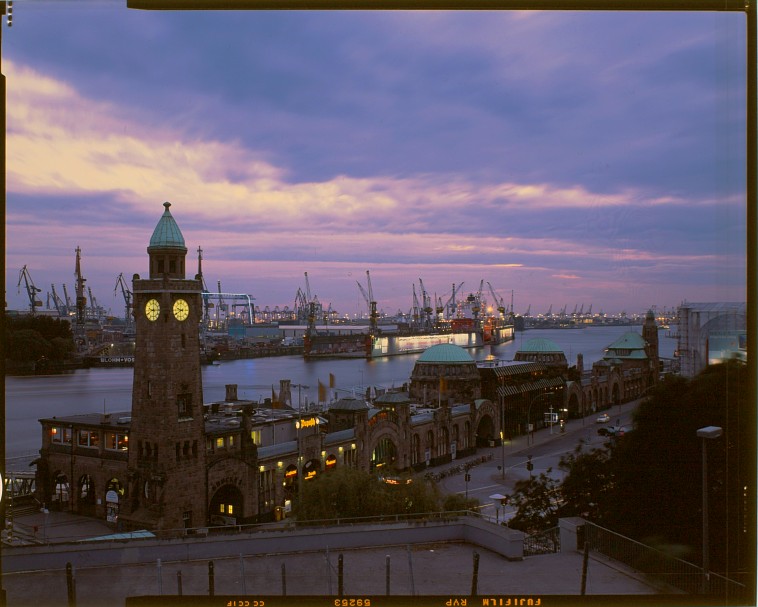 Hamburg, Port
Original: Film Velvia, 4x5"
Preview: digital camera


