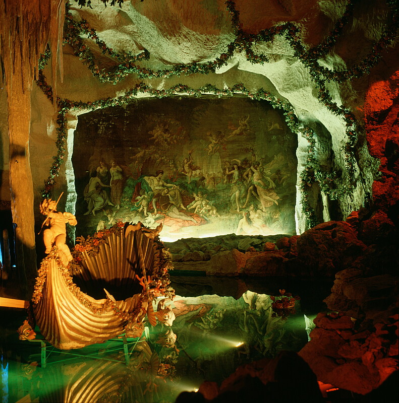 Linderhof Castle Grotto
Original: Film Velvia-50, 6x6cm
Scan: Imacon 7000x6900 pix.
