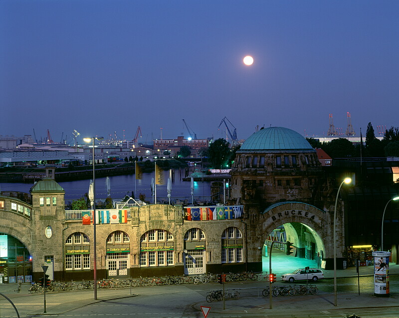 Rising moon over Hamburg Harbour at night
scan: Imacon: 8766 x 6993 , 16bit 
