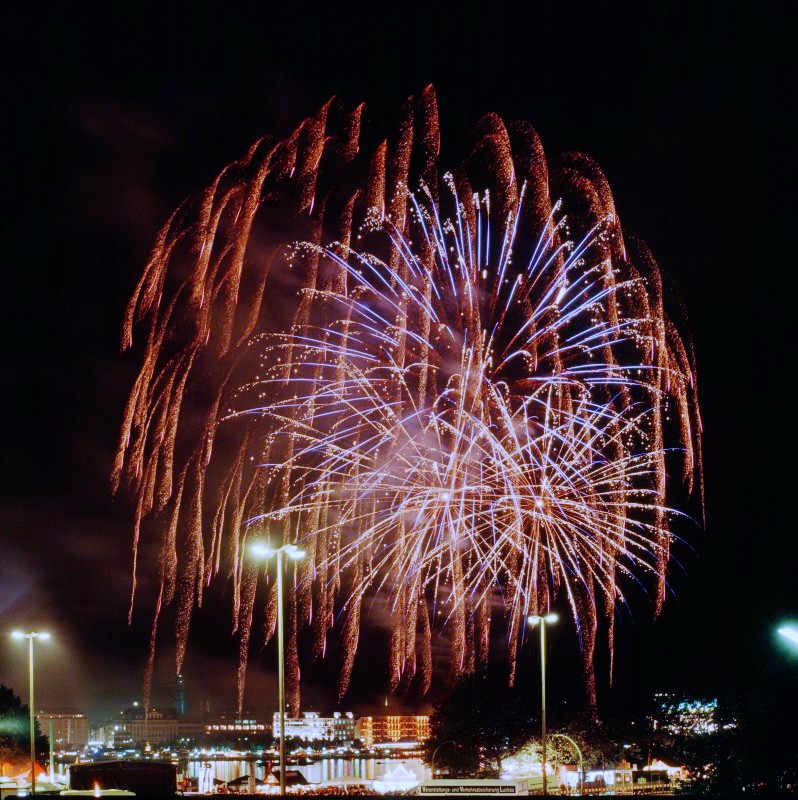 Fireworks show over Hamburg 
Original: Film Velvia-50, 6x6cm
Scan: Imacon 7000x6900 pix.
