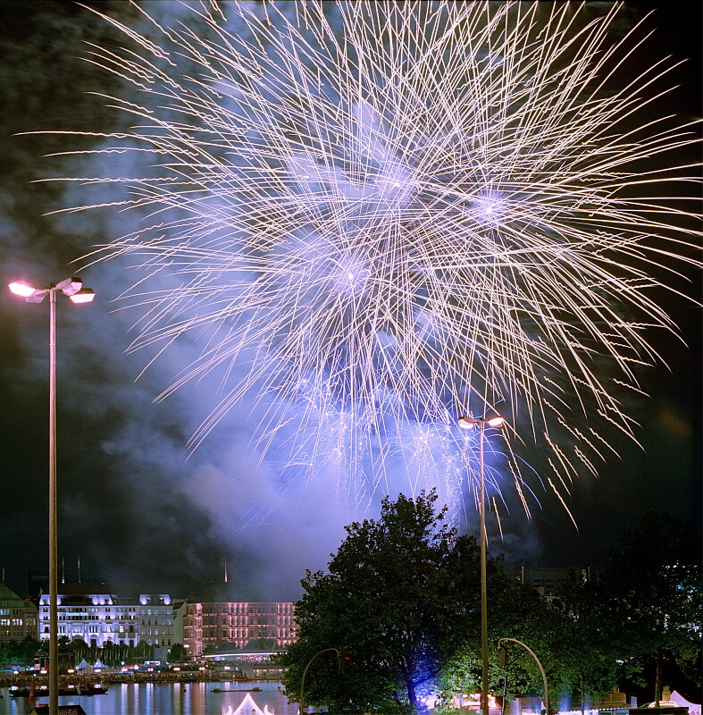 Fireworks show over Hamburg 
Original: Film Velvia-50, 6x6cm
Scan: Imacon 7000x6900 pix.
